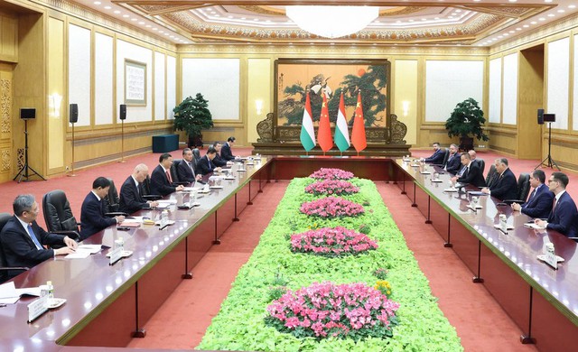 Chủ tịch Trung Quốc Tập Cận Bình (phải) và Thủ tướng Hungary Viktor Orban tại Bắc Kinh cuối năm 2023 Ảnh: TÂN HOA XÃ