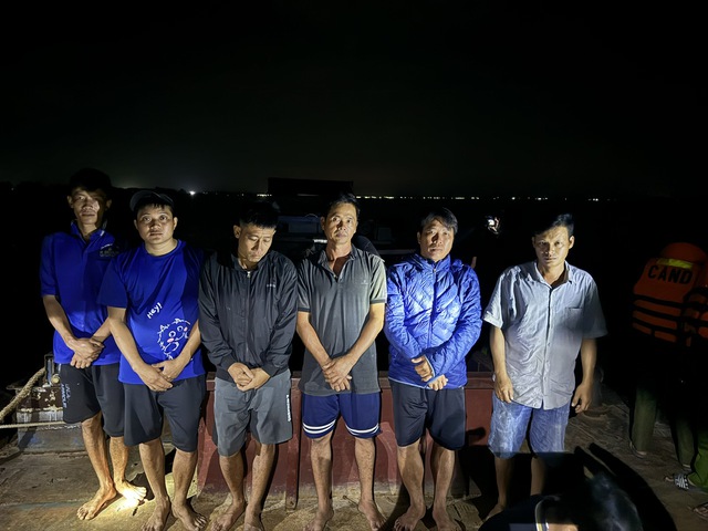 CLIP: Bắt quả tang nhóm “người nhái” hút trộm cát gần cầu Mỹ Thuận- Ảnh 1.