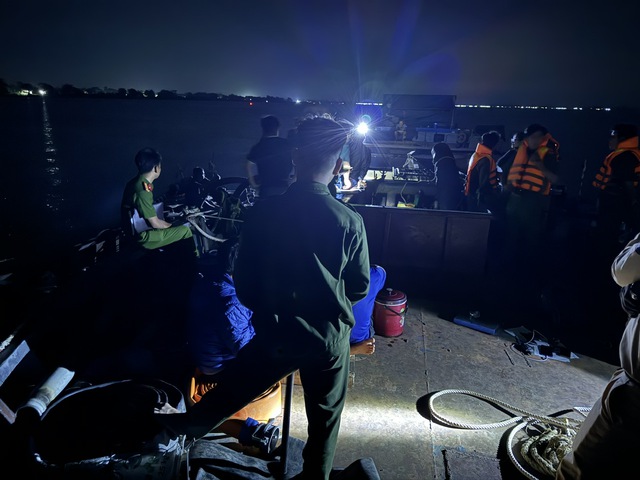 CLIP: Bắt quả tang nhóm “người nhái” hút trộm cát gần cầu Mỹ Thuận- Ảnh 2.