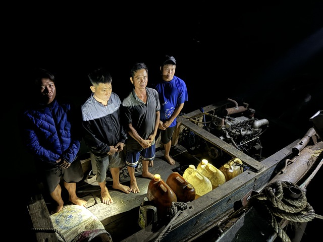 CLIP: Bắt quả tang nhóm “người nhái” hút trộm cát gần cầu Mỹ Thuận- Ảnh 3.