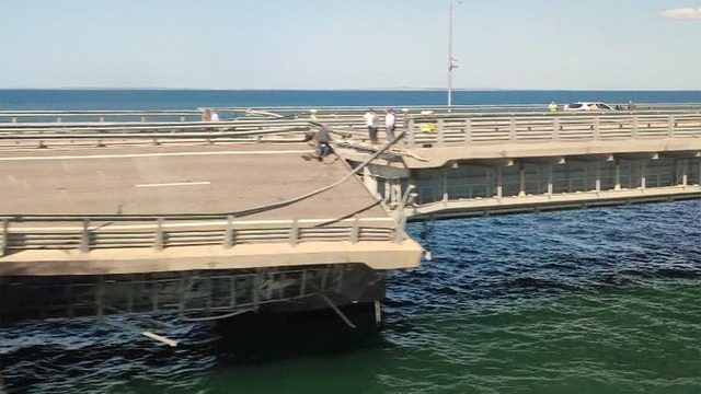 Hình ảnh cây cầu Crimea vốn nhiều lần bị tấn công gây hư hại. Ảnh: Reuters