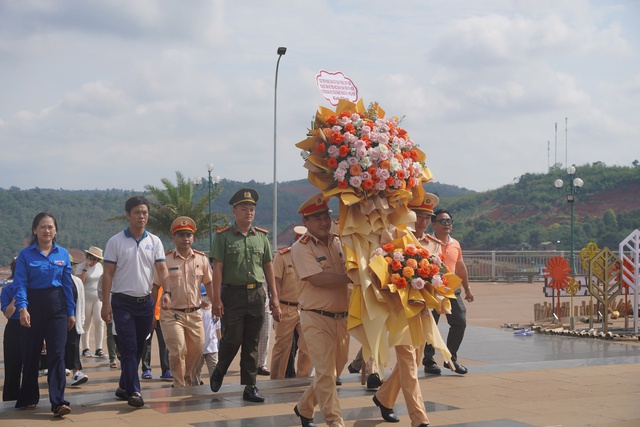 Báo Người Lao Động trao 300 lá cờ Tổ quốc tại chương trình “Nghĩa tình biên giới”- Ảnh 11.