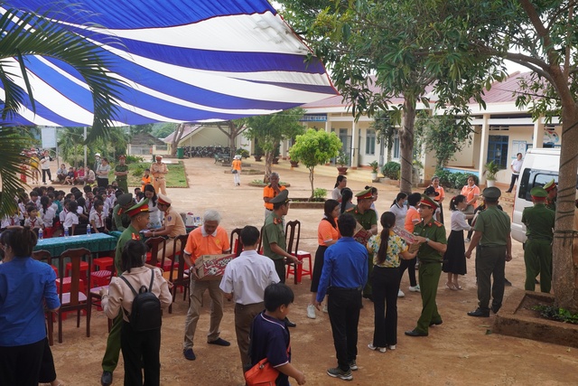 Báo Người Lao Động trao 300 lá cờ Tổ quốc tại chương trình “Nghĩa tình biên giới”- Ảnh 2.
