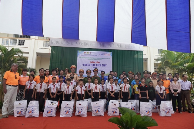 Báo Người Lao Động trao 300 lá cờ Tổ quốc tại chương trình “Nghĩa tình biên giới”- Ảnh 5.