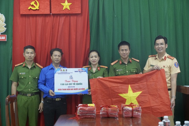 Báo Người Lao Động trao 300 lá cờ Tổ quốc tại chương trình “Nghĩa tình biên giới”- Ảnh 8.