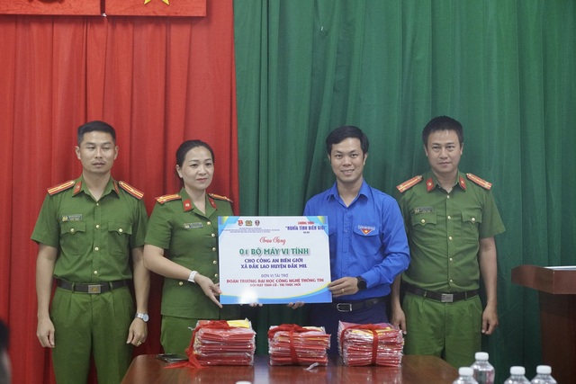 Báo Người Lao Động trao 300 lá cờ Tổ quốc tại chương trình “Nghĩa tình biên giới”- Ảnh 9.
