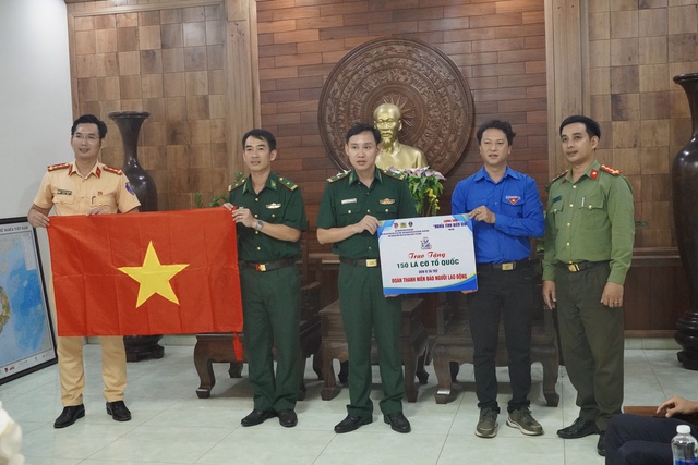 Báo Người Lao Động trao 300 lá cờ Tổ quốc tại chương trình “Nghĩa tình biên giới”- Ảnh 10.
