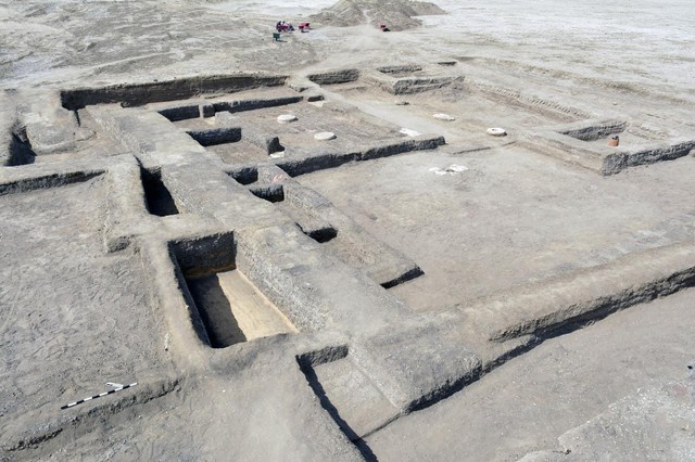 Kinh ngạc khách sạn 3.500 năm lộ diện giữa sa mạc
