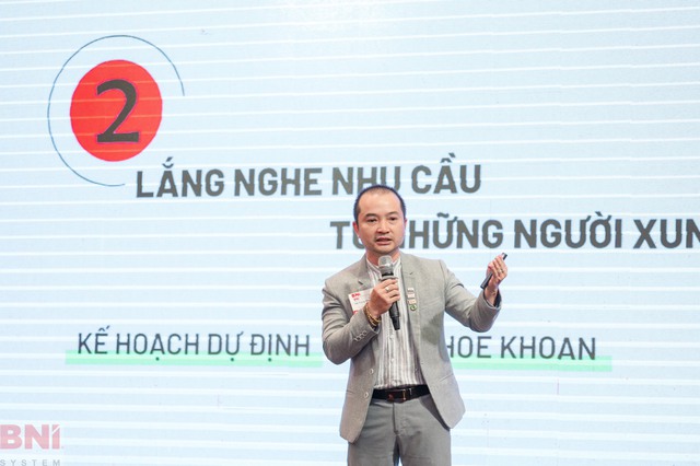 Anh Hà Trọng Kha Vinh thuyết trình tại một sự kiện ở TP HCM  Ảnh: AN NA