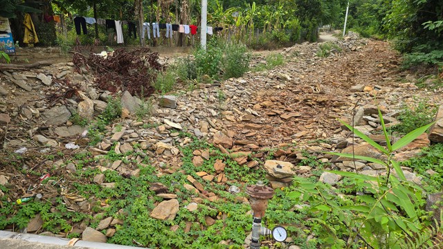 Suối Khe Định - một trong các nguồn cấp nước cho người dân thôn Nam Yên, xã Hòa Bắc, huyện Hòa Vang, TP Đà nẵng - đã cạn trơ đáy