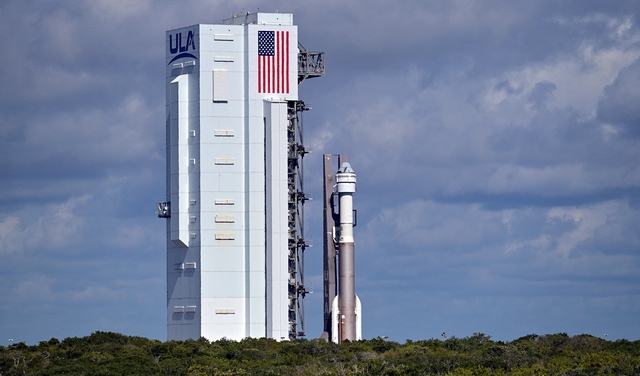Tên lửa đẩy Atlas V mang theo tàu vũ trụ Starliner được đưa đến bệ phóng tại Mũi Canaveral,  bang Florida - Mỹ hôm 4-5 Ảnh: Reuters