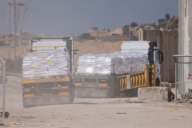 Xe tải chở hàng cứu trợ vào Dải Gaza qua cửa khẩu Erez  của Israel ngày 5-5 Ảnh: REUTERS