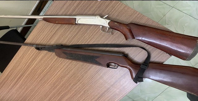 Khám nhà kẻ cho vay "tín dụng đen" với lãi suất "cắt cổ", phát hiện 2 súng dài 1,2 m- Ảnh 2.