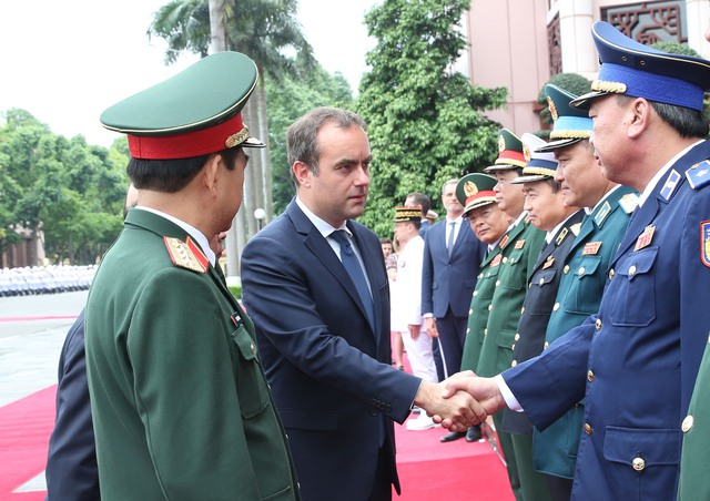 Đại tướng Phan Văn Giang đón Bộ trưởng Bộ Quân đội Pháp thăm Việt Nam- Ảnh 5.