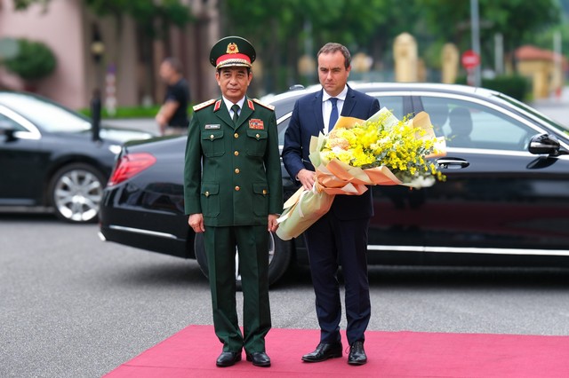 Đại tướng Phan Văn Giang đón Bộ trưởng Bộ Quân đội Pháp thăm Việt Nam- Ảnh 2.