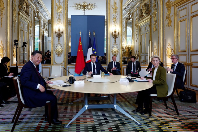 Từ trái qua phải: Chủ tịch Trung Quốc Tập Cận Bình, Tổng thống Pháp Emmanuel Macron và Chủ tịch Ủy ban Châu Âu Ursula von der Leyen tại cuộc gặp ở thủ đô Paris - Pháp hôm 6-5  Ảnh: REUTERS