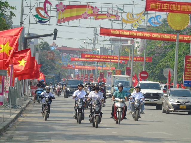 Hàng vạn du khách đổ về Điện Biên Phủ trước giờ đại lễ- Ảnh 2.