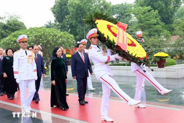 Lãnh đạo Đảng, Nhà nước vào Lăng viếng Chủ tịch Hồ Chí Minh nhân 70 năm Chiến thắng Điện Biên Phủ- Ảnh 3.