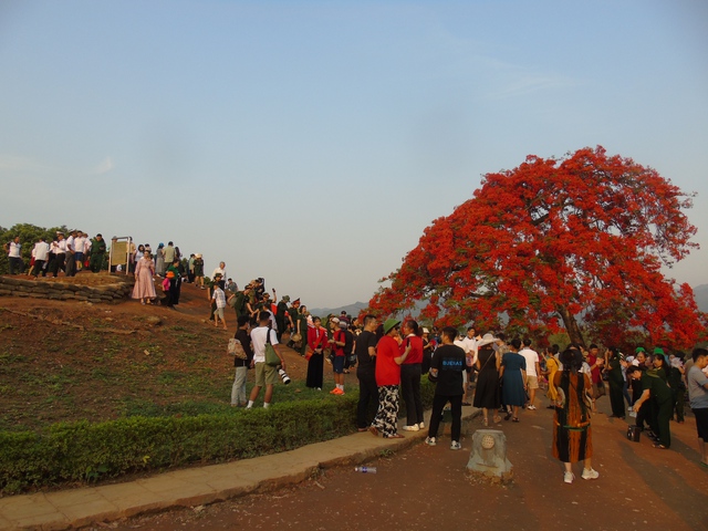 Hàng vạn du khách đổ về Điện Biên Phủ trước giờ đại lễ- Ảnh 8.