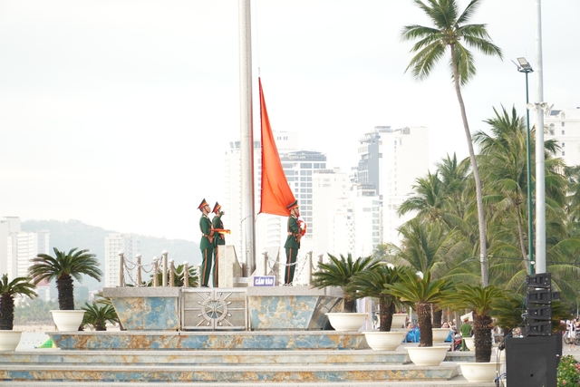 Khánh Hoà chào cờ tháng 5 và phát động Tháng Công nhân năm 2024
- Ảnh 2.