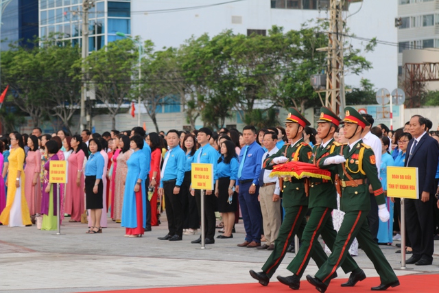 Khánh Hoà chào cờ tháng 5 và phát động Tháng Công nhân năm 2024
- Ảnh 1.