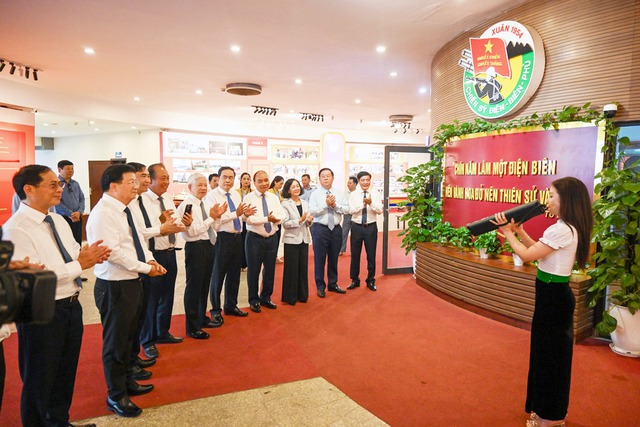 Thủ tướng dâng hương tưởng niệm các anh hùng, liệt sĩ tại Điện Biên Phủ- Ảnh 11.
