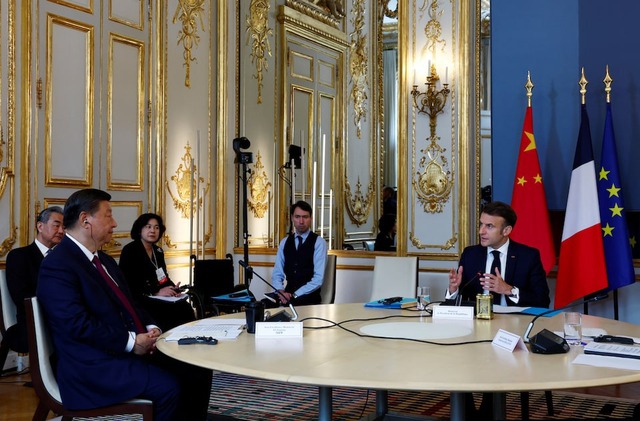 Tổng thống Pháp Emmanuel Macron và Chủ tịch Trung Quốc Tập Cận Bình tại Cung điện Elysee hôm 6-5. Ảnh: Reuters