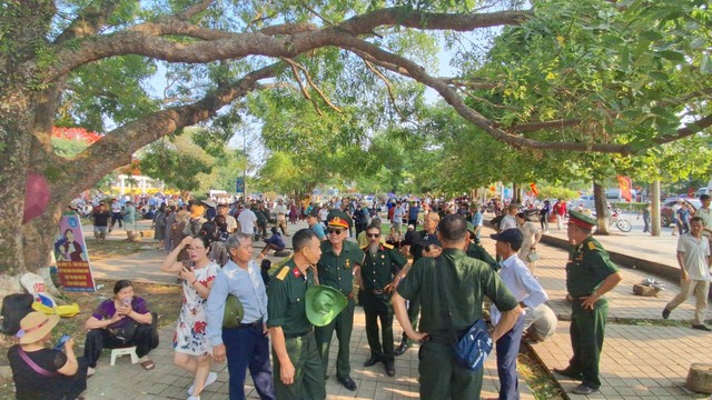 Hàng vạn du khách đổ về Điện Biên Phủ trước giờ đại lễ- Ảnh 23.