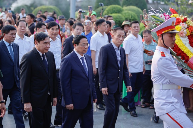 Thủ tướng dâng hương tưởng niệm các anh hùng, liệt sĩ tại Điện Biên Phủ- Ảnh 1.