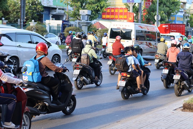 Xe máy chở 4 và không đội đủ mũ bảo hiểm ở đường Cộng Hòa, quận Tân Bình Ảnh: Ái My