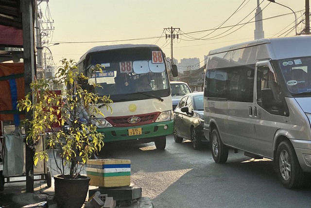 Xe buýt số 88 lấn làn trên đường Lương Định Của, TP Thủ ĐứcẢnh: Anh Vũ