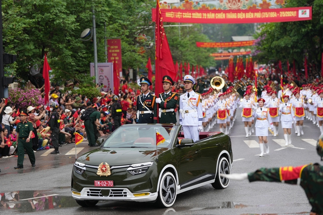 Xe mui trần đặc biệt của VinFast trong lễ diễu binh kỷ niệm chiến thắng Điện Biên Phủ- Ảnh 1.