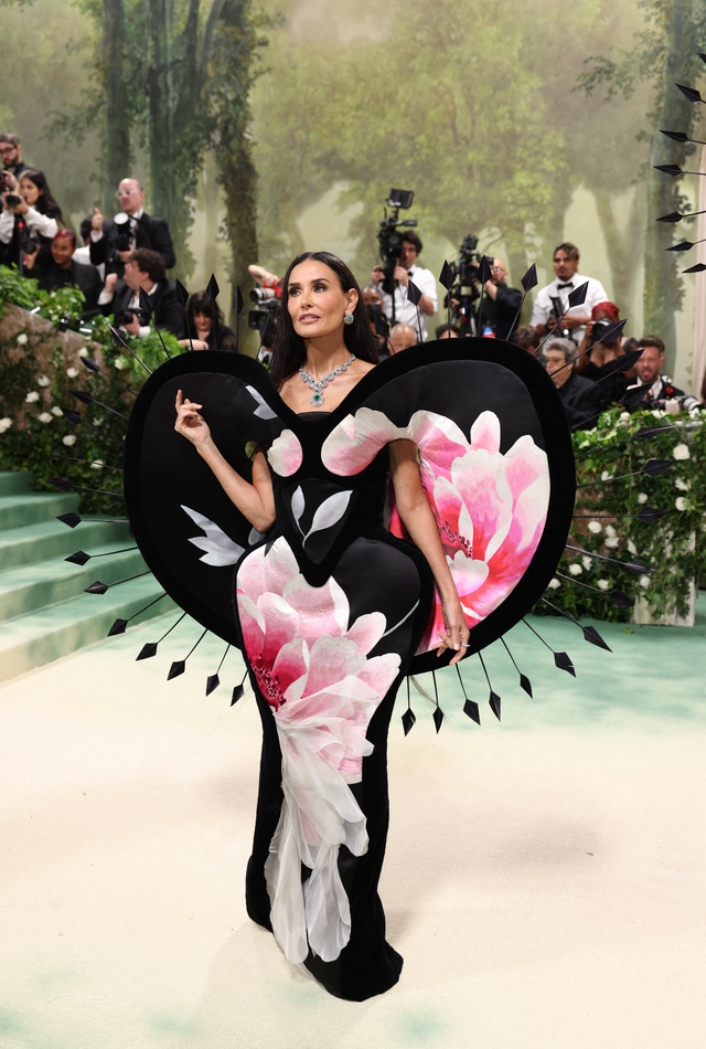 Mốt khoe eo, chân thon nở rộ tại Met Gala 2024- Ảnh 15.