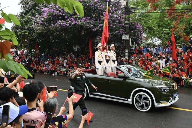 Xe mui trần đặc biệt của VinFast trong lễ diễu binh kỷ niệm chiến thắng Điện Biên Phủ- Ảnh 3.