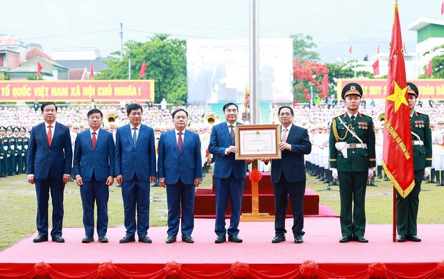 Thủ tướng Phạm Minh Chính trao Huân chương Độc lập hạng nhất cho Đảng bộ, chính quyền và nhân dân các dân tộc tỉnh Điện Biên Ảnh: TTXVN