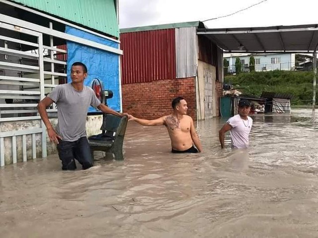 Mưa trắng trời, người và xe té ngã trong nước ngập- Ảnh 3.