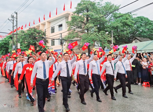 Các lực lượng diễu binh, diễu hành qua nhiều con đường ở TP Điện Điên Phủ