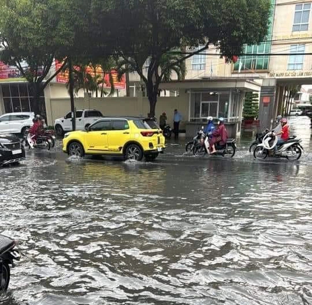 Mưa trắng trời, người và xe té ngã trong nước ngập- Ảnh 8.