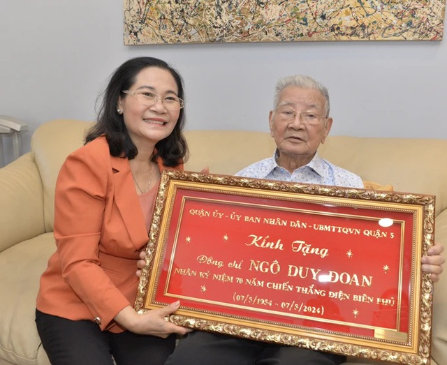 Lãnh đạo TP HCM thăm, tặng quà chiến sĩ Điện Biên Phủ- Ảnh 1.