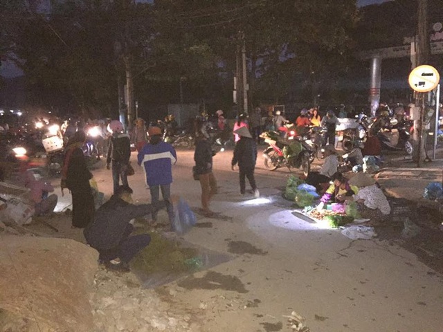 Độc đáo chợ sớm ở TP Điện Biên Phủ- Ảnh 1.