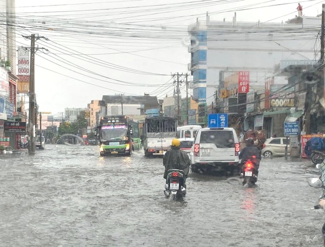 Mưa trắng trời, người và xe té ngã trong nước ngập- Ảnh 6.