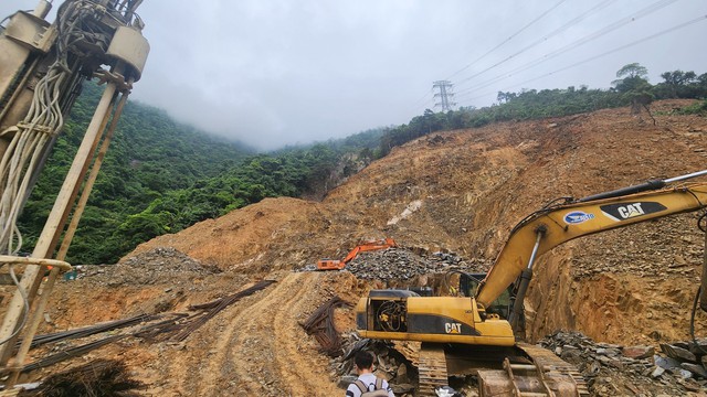 Hiện trường vụ sạt lở khiến 7 công nhân thương vong khi thi công dự án điện - Ảnh 6.