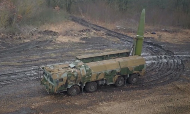 Xe phóng của tổ hợp Iskander với tên lửa có thể mang đầu đạn hạt nhân của Nga. Ảnh: Bộ Quốc phòng Nga