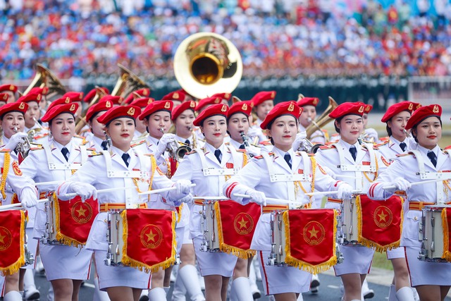 Những "bóng hồng" trong Lễ diễu binh, diễu hành kỷ niệm 70 năm Chiến thắng Điện Biên Phủ- Ảnh 1.