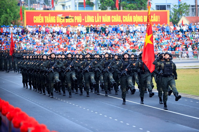 Những "bóng hồng" trong Lễ diễu binh, diễu hành kỷ niệm 70 năm Chiến thắng Điện Biên Phủ- Ảnh 2.