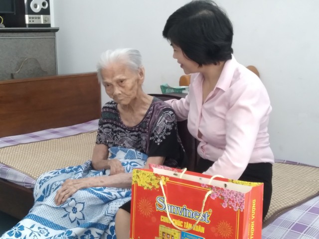 LĐLĐ Khánh Hoà thăm động viên các Mẹ Việt Nam anh hùng- Ảnh 2.