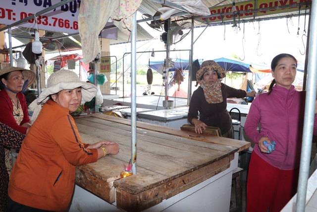 Tiểu thương chưa hài lòng chợ mới, Chủ tịch huyện Quế Sơn nói gì?- Ảnh 2.