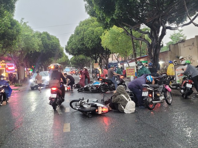 CLIP: Hiện trường nhiều người ngã xe trong cơn mưa trên đường phố Biên Hòa- Ảnh 3.