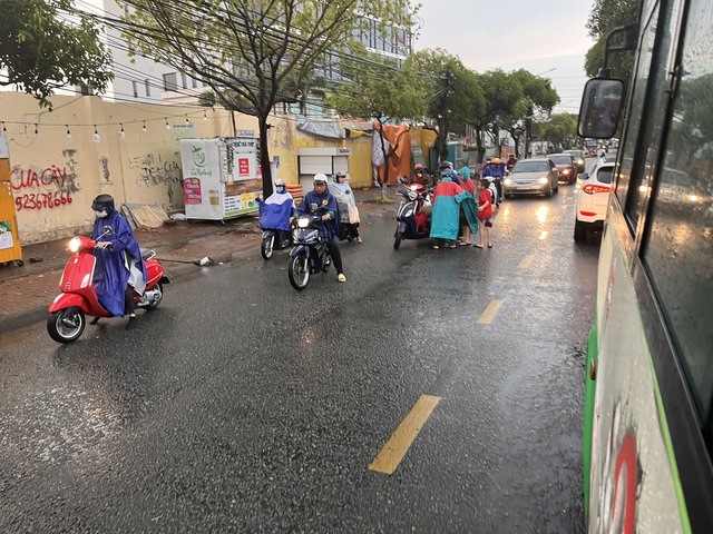 CLIP: Hiện trường nhiều người ngã xe trong cơn mưa trên đường phố Biên Hòa- Ảnh 1.