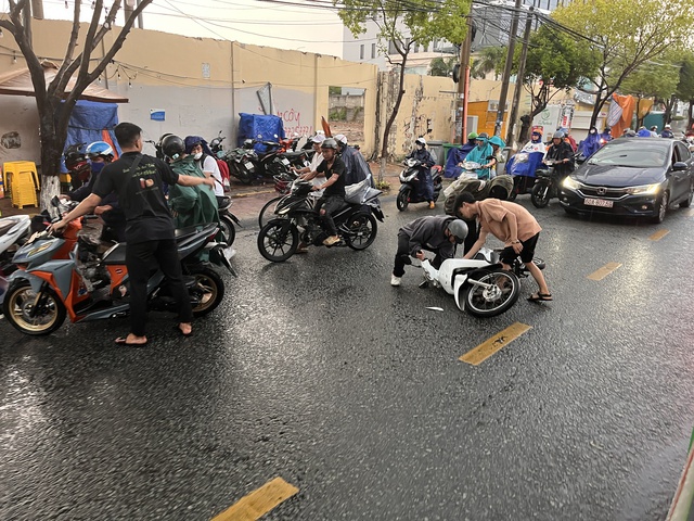 CLIP: Hiện trường nhiều người ngã xe trong cơn mưa trên đường phố Biên Hòa- Ảnh 4.